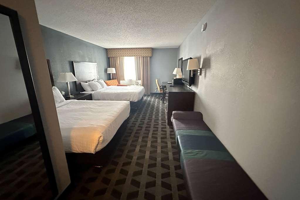 Baymont Flint Airport North Hotel Room photo
